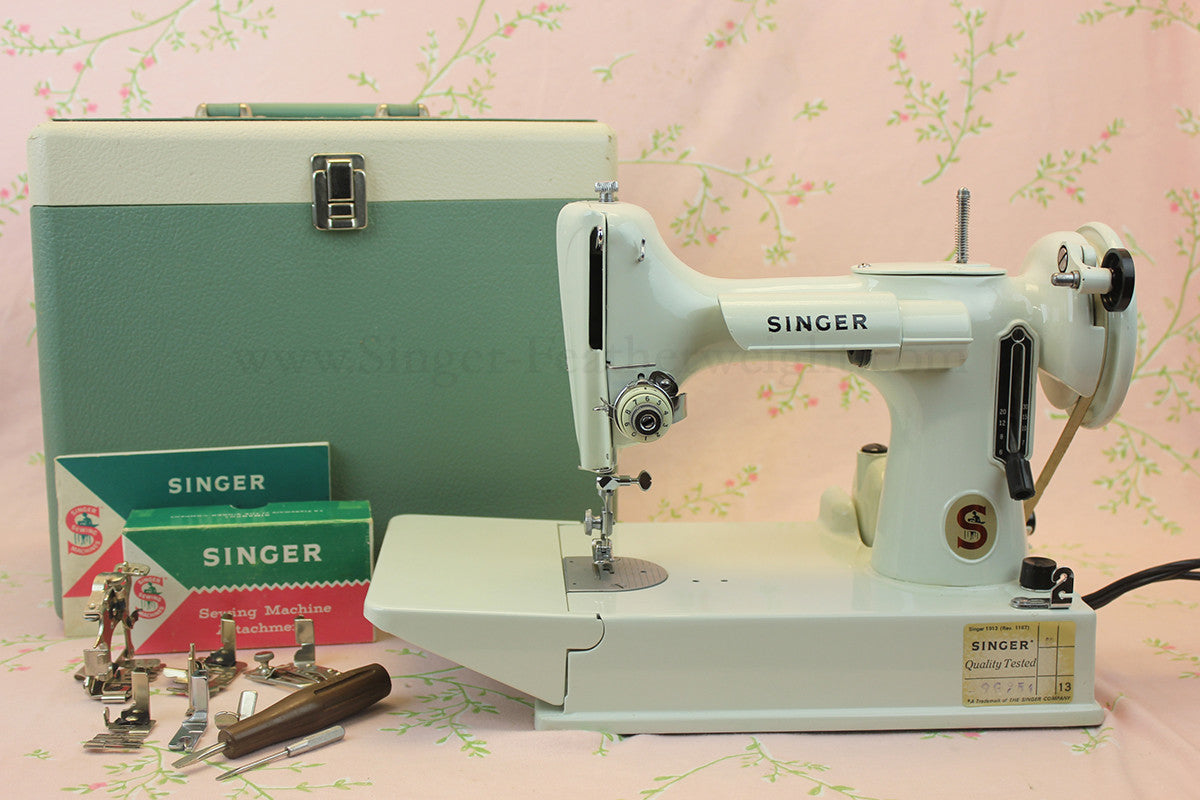 Singer Featherweight 221 Sewing Machine, WHITE FA128***