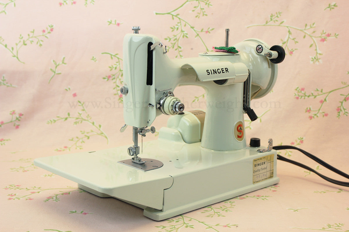 Singer Featherweight 221 Sewing Machine, WHITE FA128***