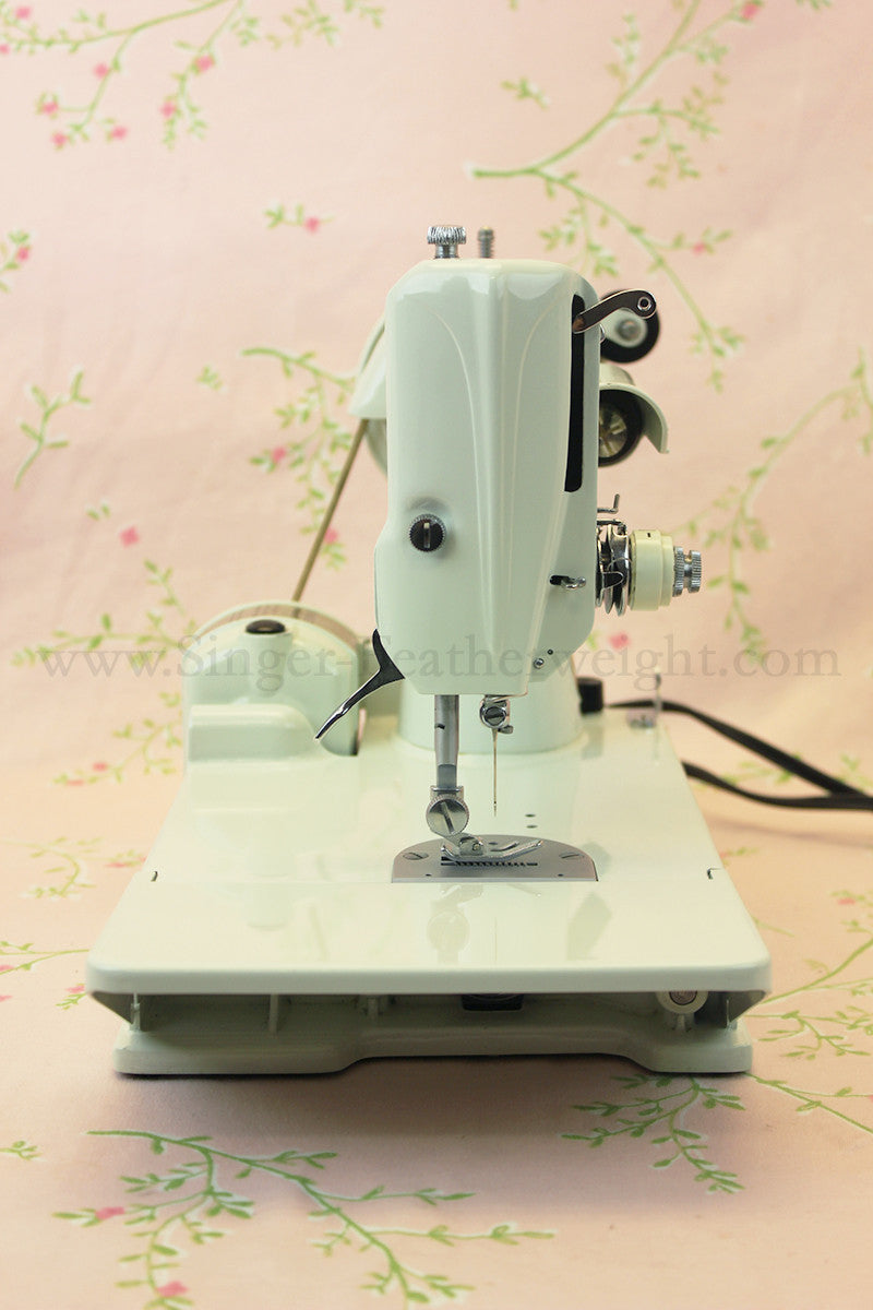 Singer Featherweight 221 Sewing Machine, WHITE FA128***