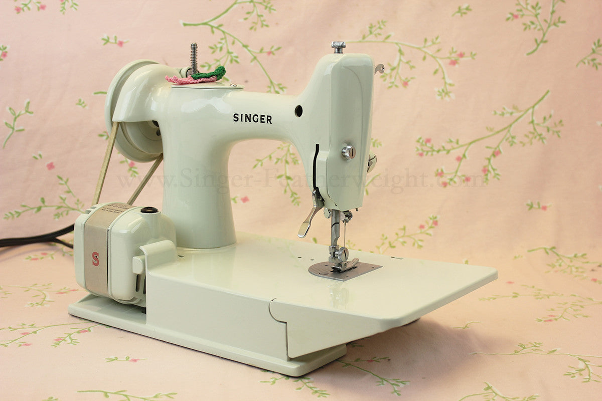 Singer Featherweight 221 Sewing Machine, WHITE FA128***