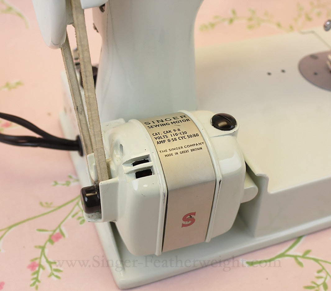 Singer Featherweight 221 Sewing Machine, WHITE FA128***