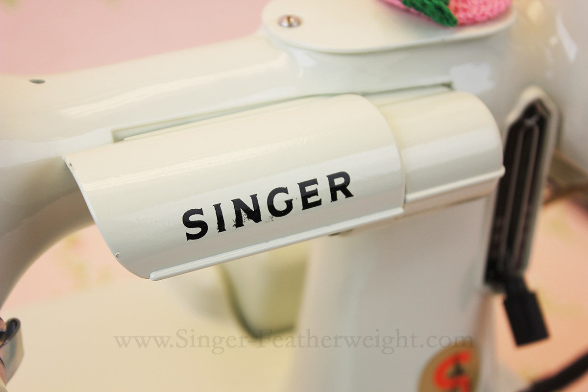 Singer Featherweight 221 Sewing Machine, WHITE FA128***