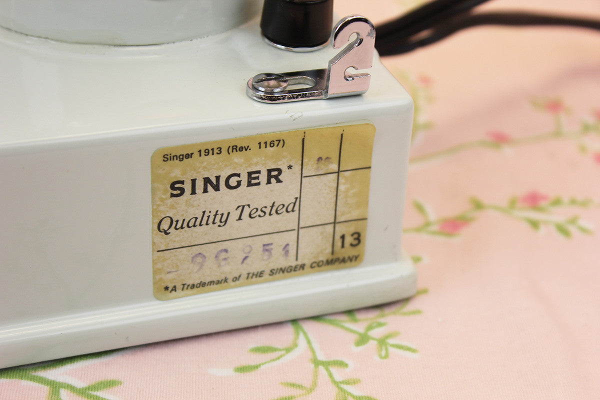 Singer Featherweight 221 Sewing Machine, WHITE FA128***