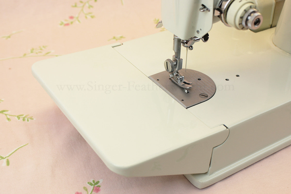 Singer Featherweight 221 Sewing Machine, WHITE FA128***