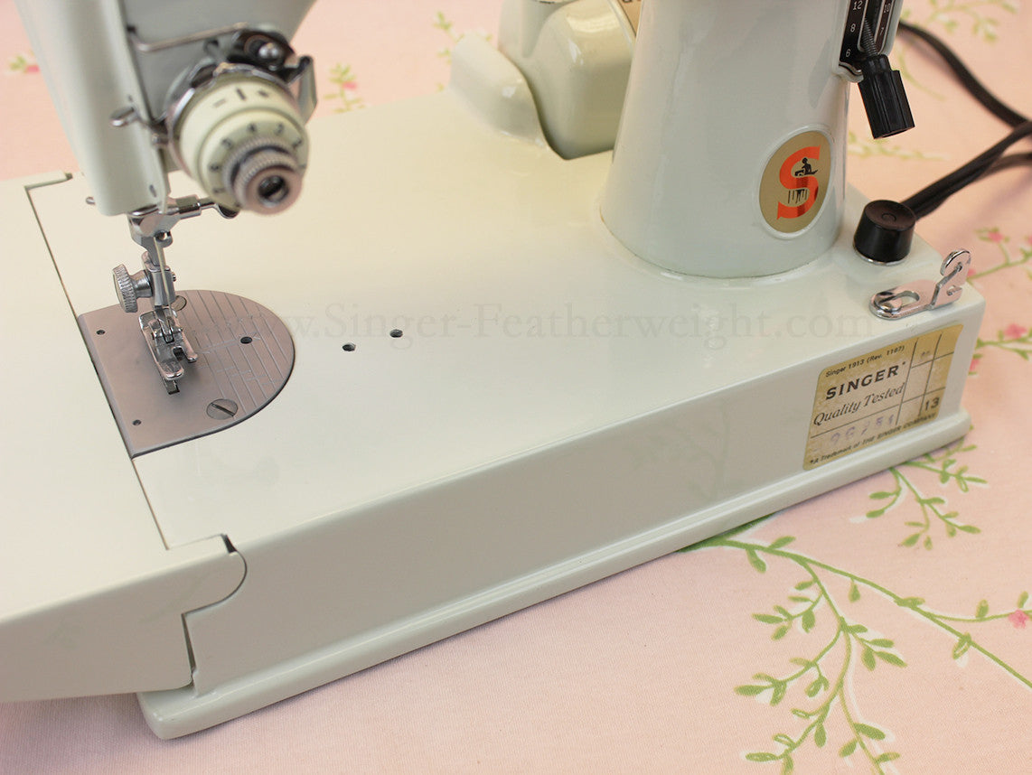 Singer Featherweight 221 Sewing Machine, WHITE FA128***