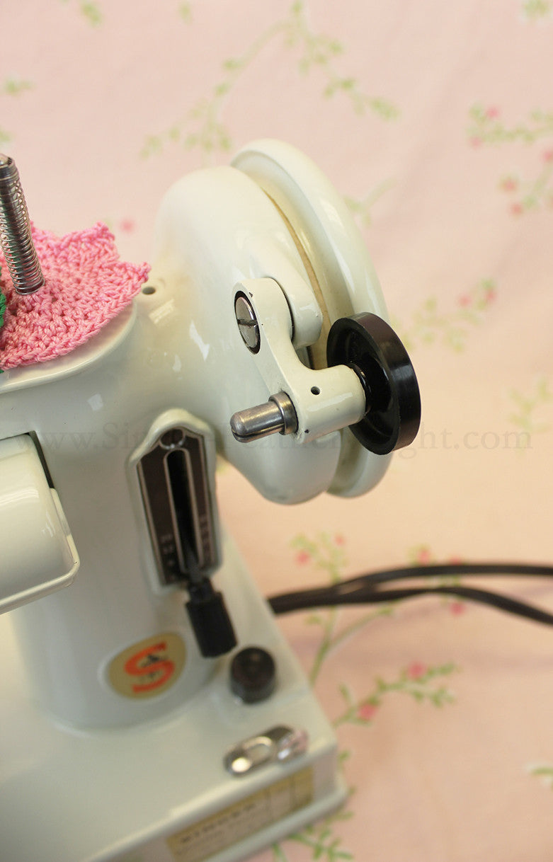 Singer Featherweight 221 Sewing Machine, WHITE FA128***