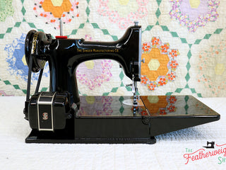 Load image into Gallery viewer, Singer Featherweight 221 Sewing Machine, AM372***