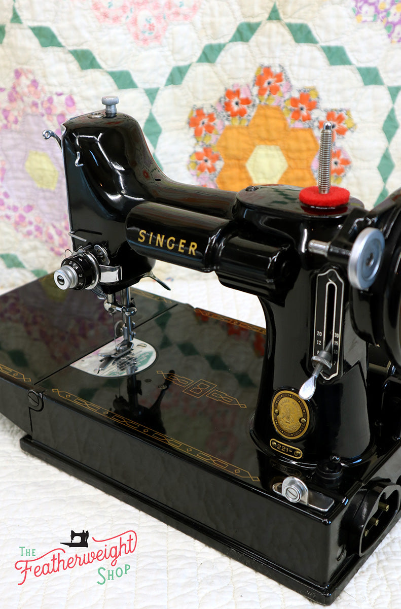 Singer Featherweight 221 Sewing Machine, AM372***