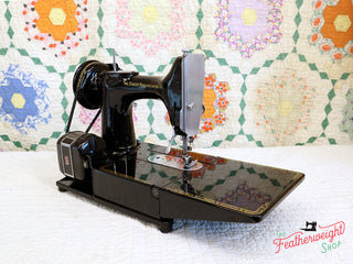 Load image into Gallery viewer, Singer Featherweight 222K Sewing Machine EK62883*