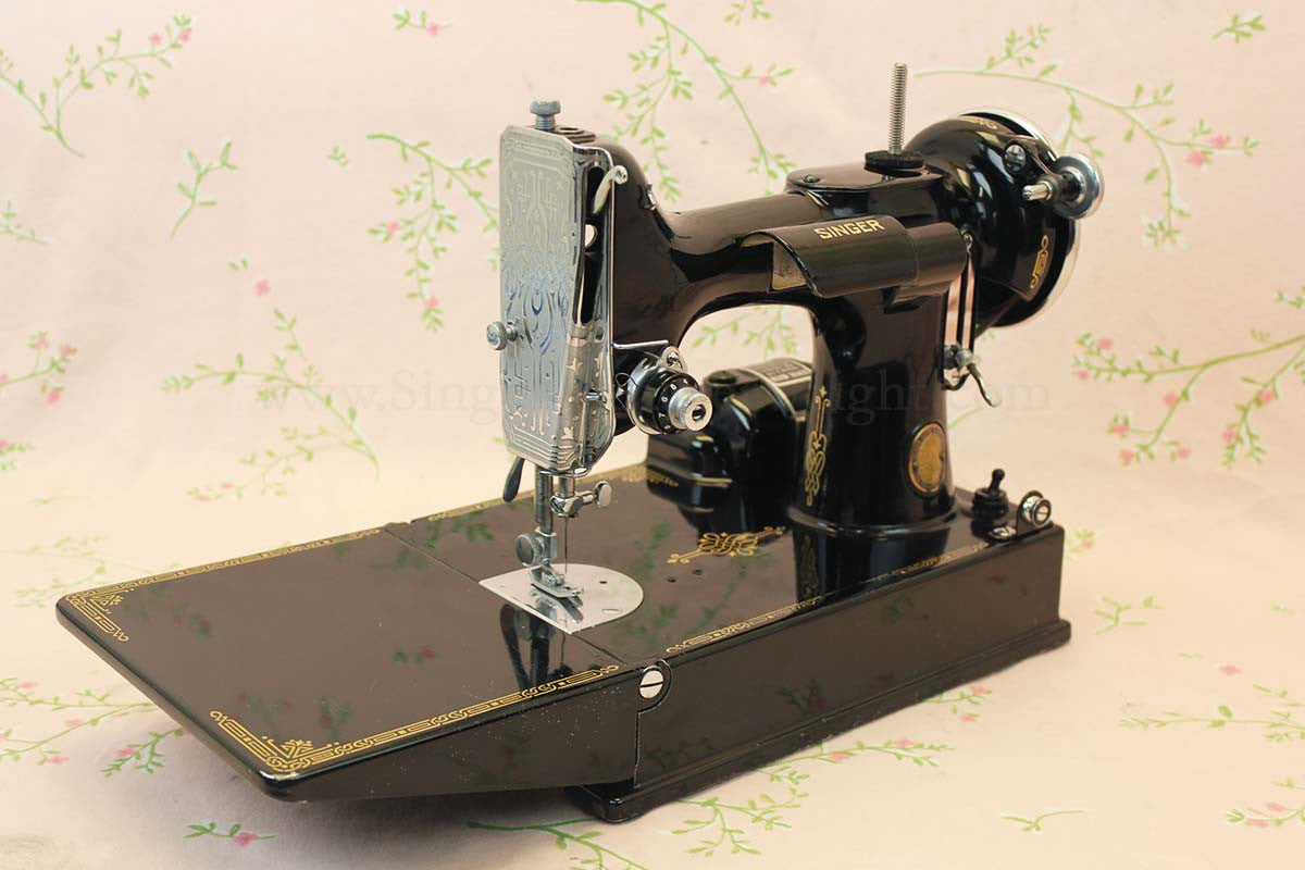 Singer Featherweight 221 Sewing Machine GOLDEN GATE SAN FRANCISCO 1939 Edition AF086***