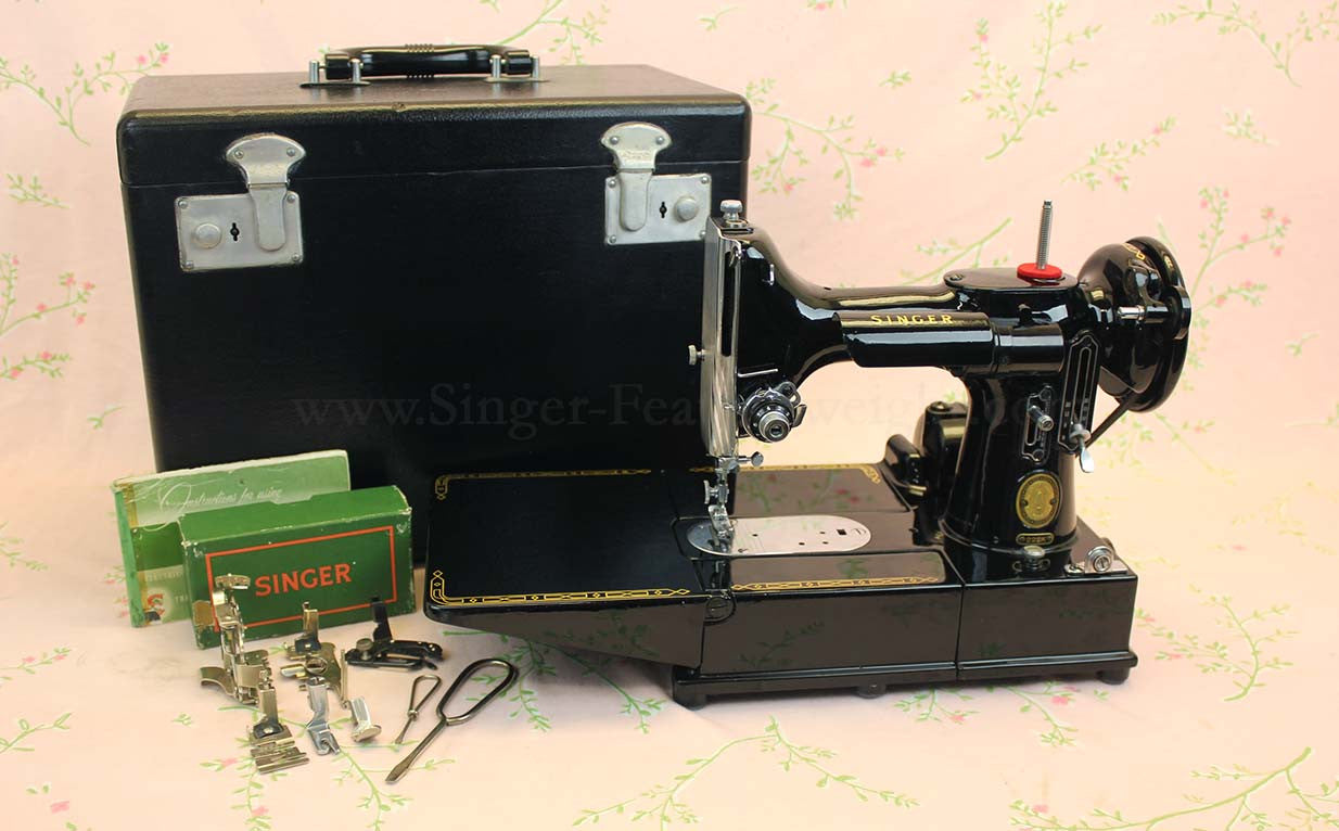 Singer Featherweight 222K Sewing Machine EM958**