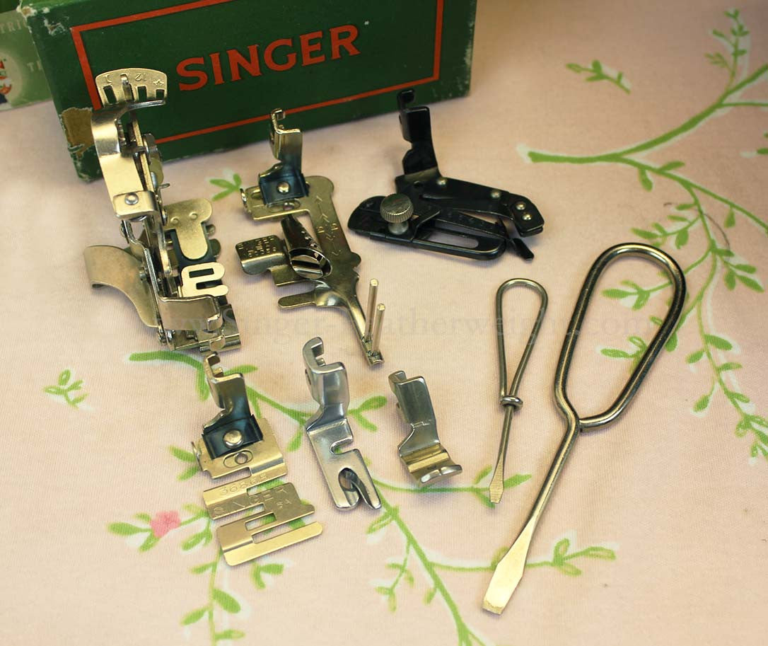 Singer Featherweight 222K Sewing Machine EM958**