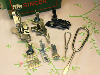 Load image into Gallery viewer, Singer Featherweight 222K Sewing Machine EM958**