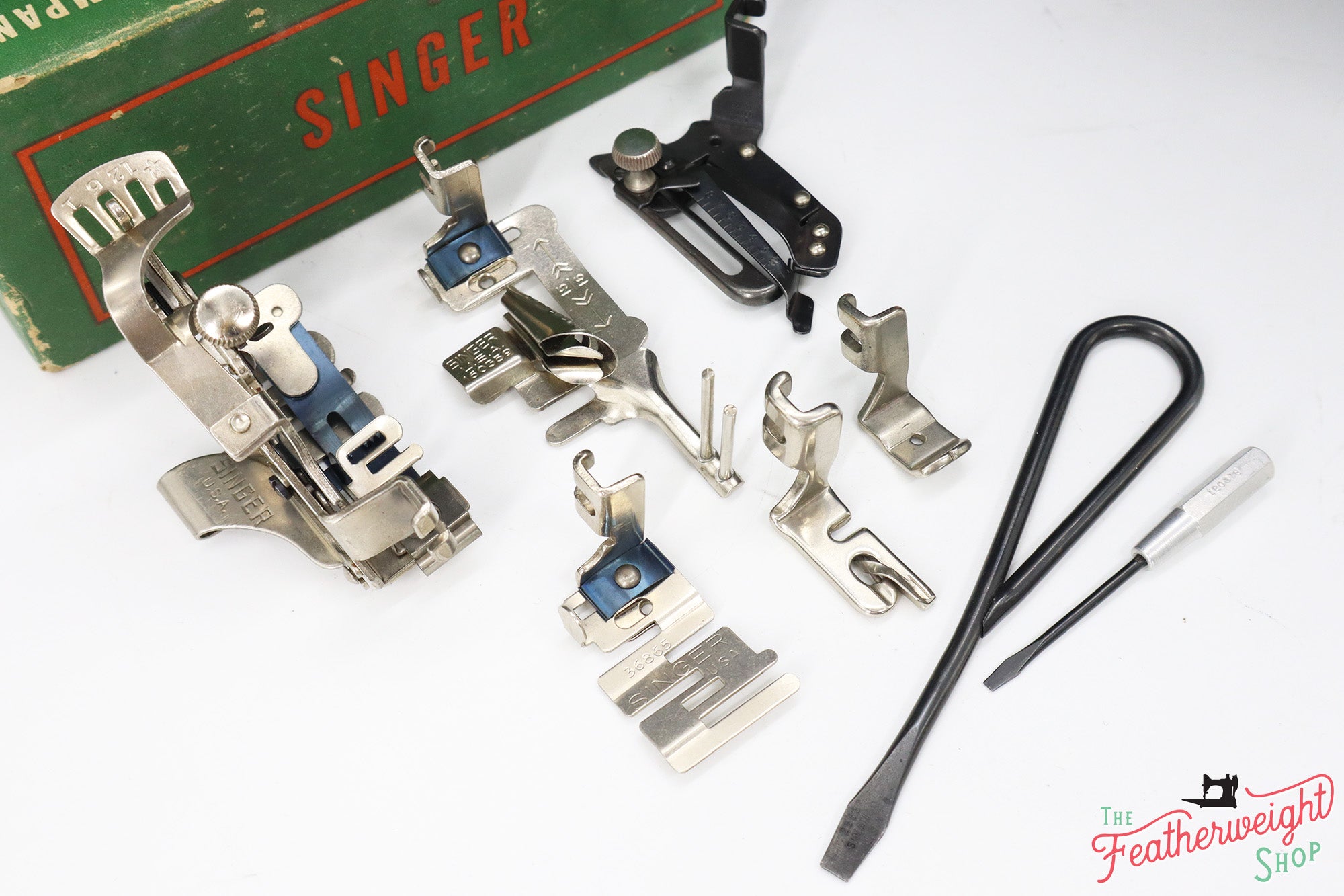 Singer Featherweight 221 Sewing Machine - AL708***