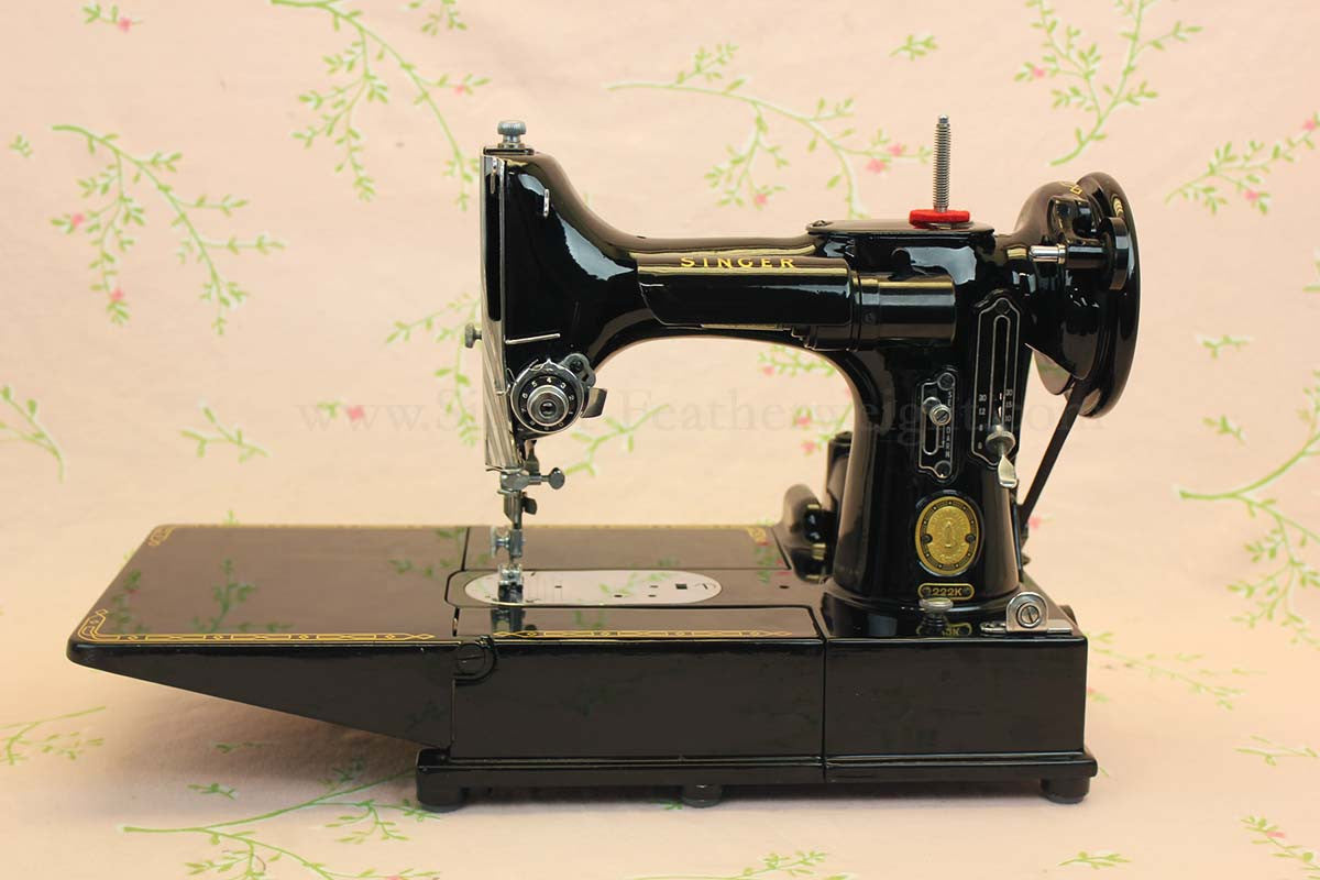 Singer Featherweight 222K Sewing Machine EM958**