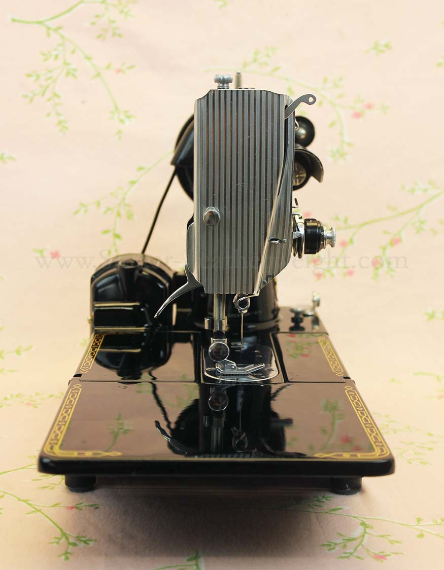 Singer Featherweight 222K Sewing Machine EM958**