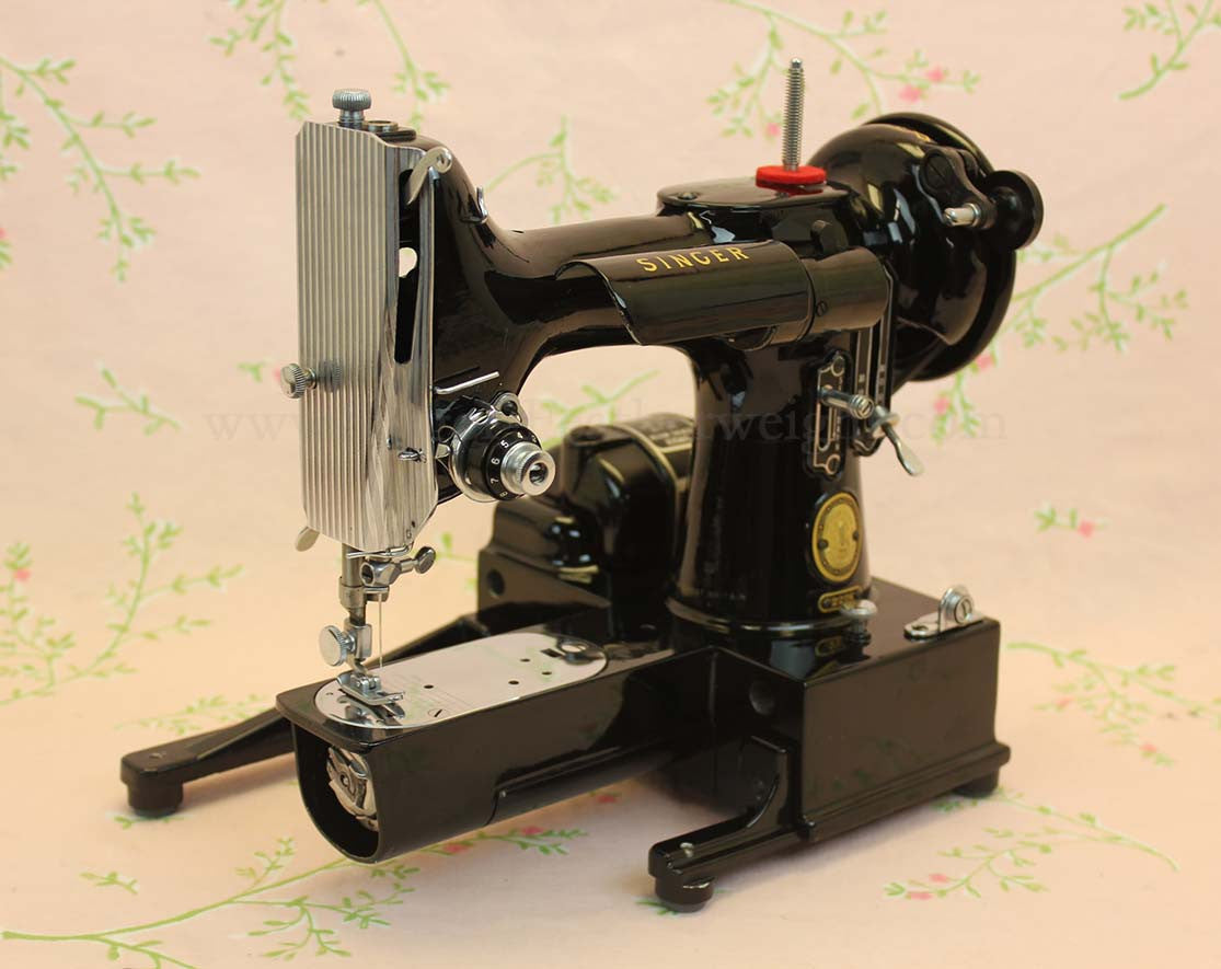 Singer Featherweight 222K Sewing Machine EM958**