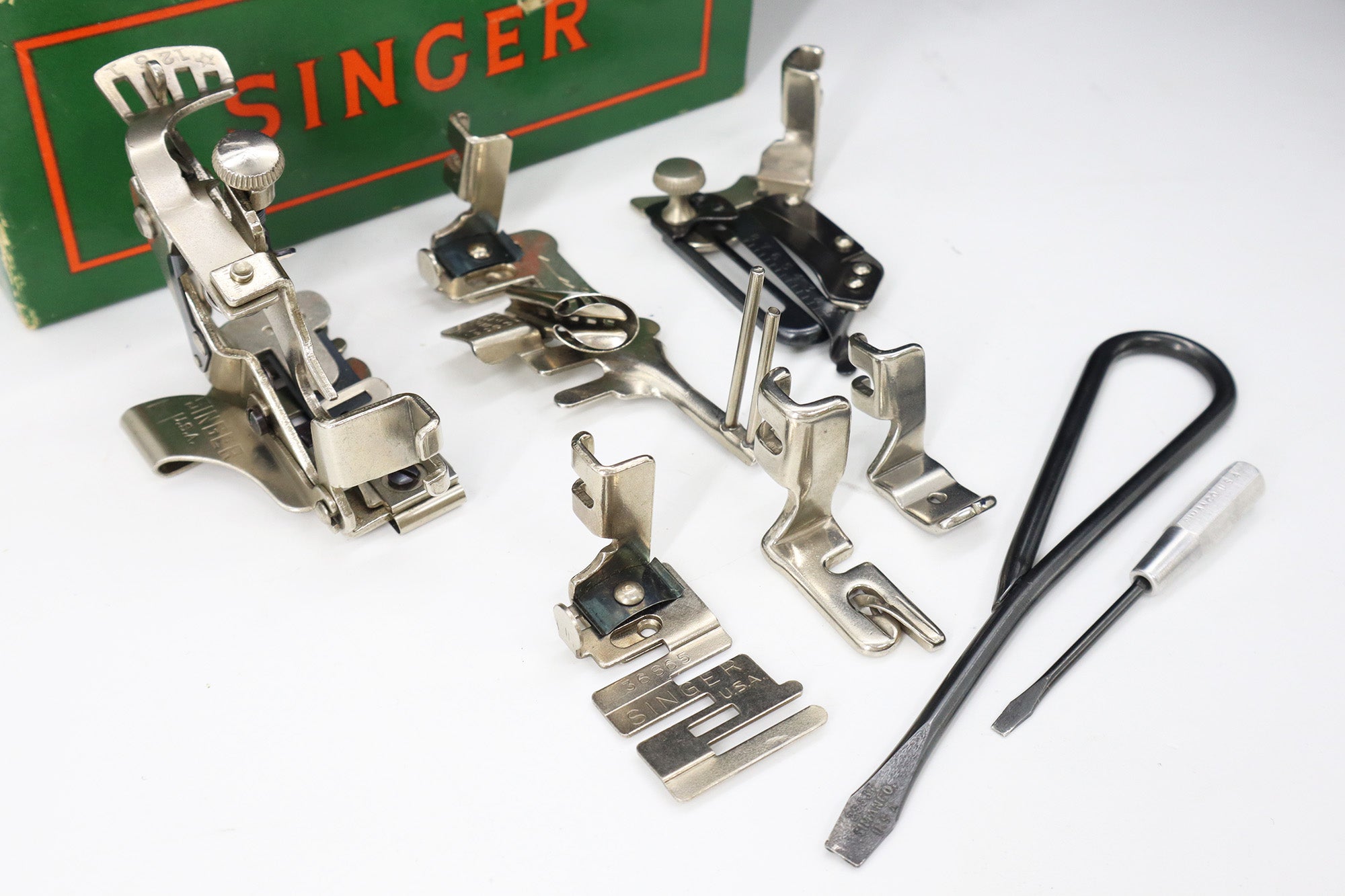 Singer Featherweight 221 Sewing Machine - AL906***