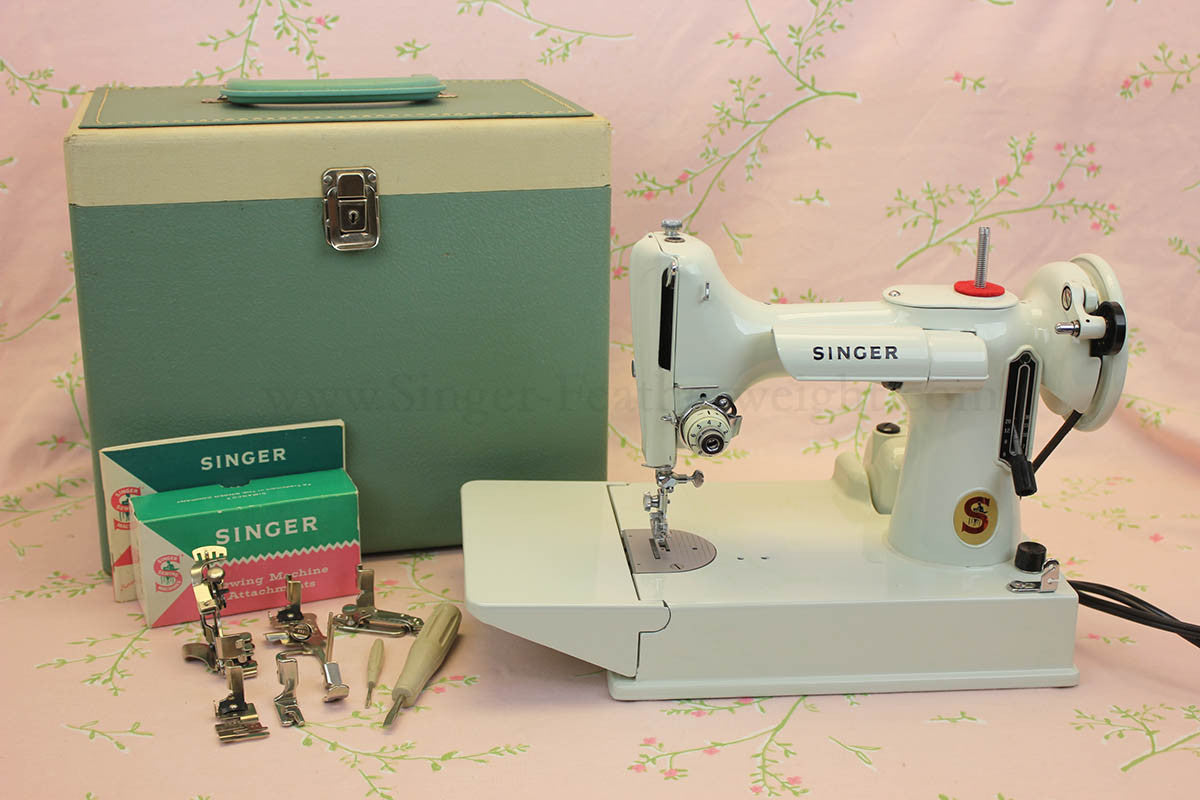 Singer Featherweight 221 Sewing Machine, WHITE EV982***