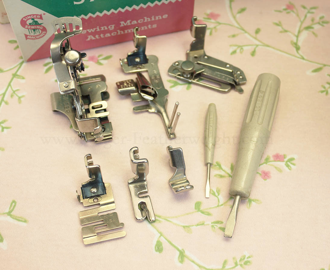 Singer Featherweight 221 Sewing Machine, WHITE EV982***