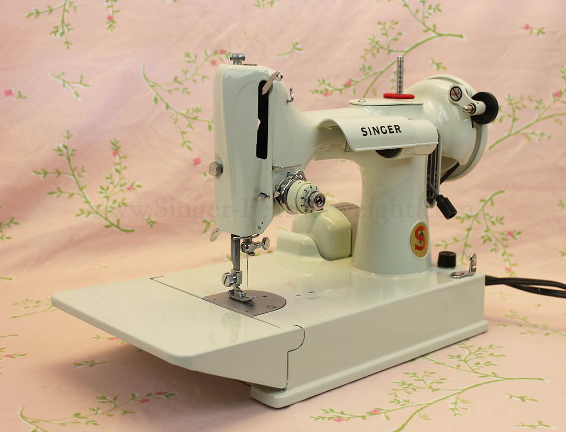 Singer Featherweight 221 Sewing Machine, WHITE EV982***