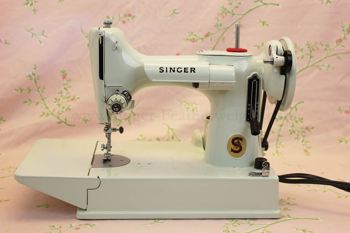 Singer Featherweight 221 Sewing Machine, WHITE EV982***