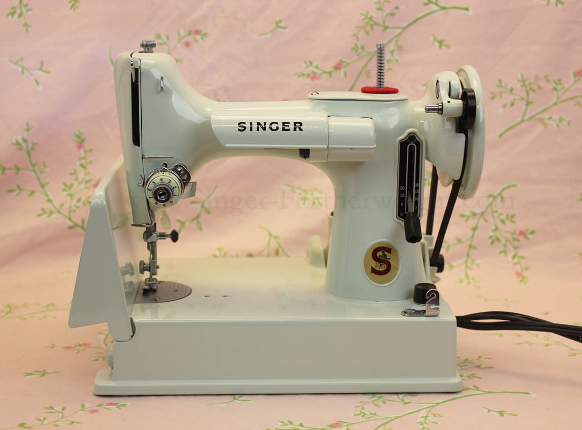 Singer Featherweight 221 Sewing Machine, WHITE EV982***