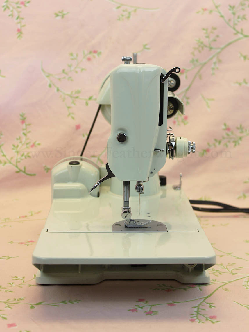 Singer Featherweight 221 Sewing Machine, WHITE EV982***