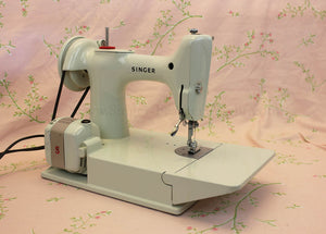 Singer Featherweight 221 Sewing Machine, WHITE EV982***