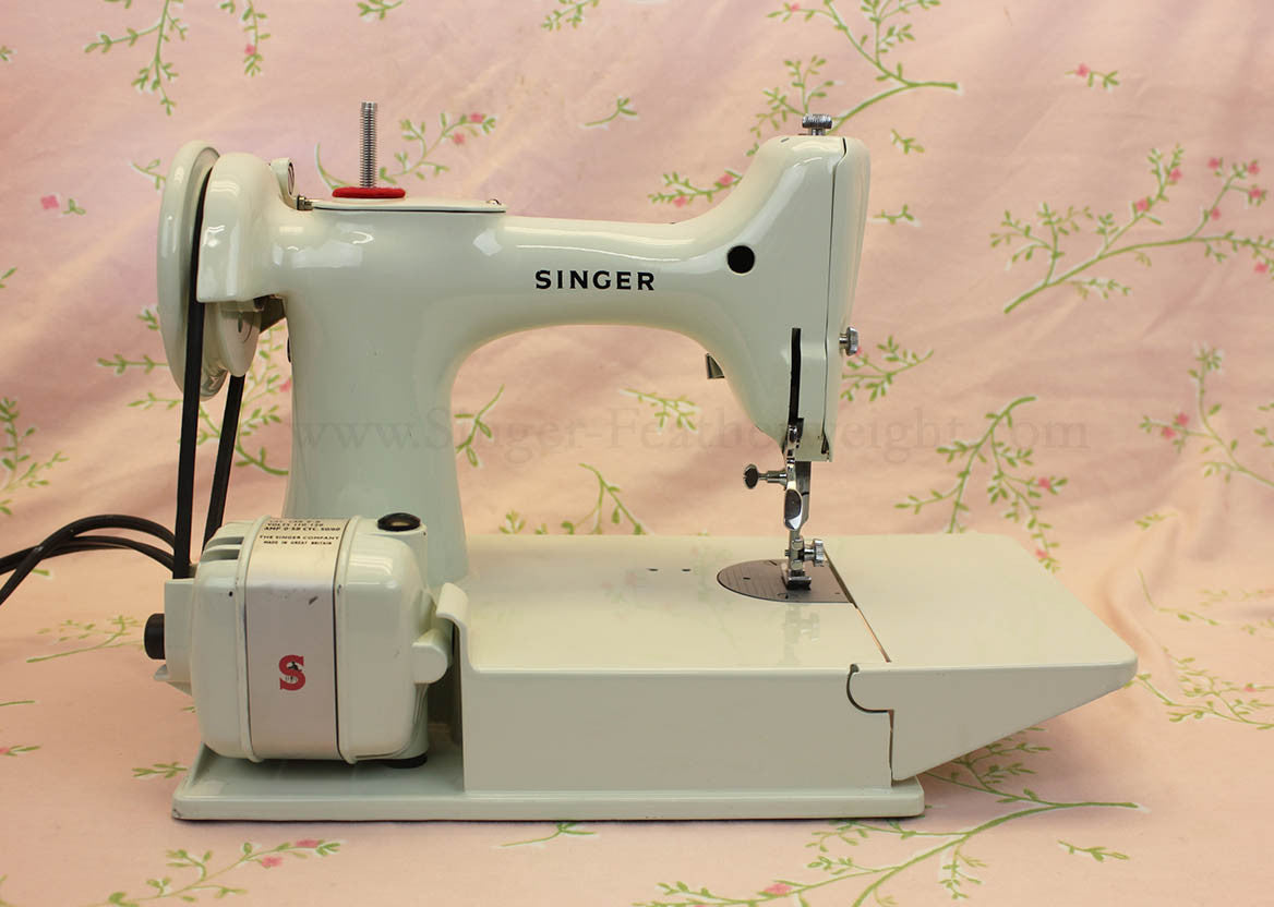 Singer Featherweight 221 Sewing Machine, WHITE EV982***