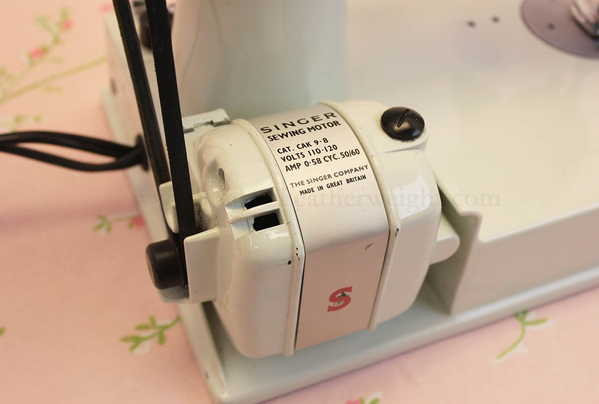 Singer Featherweight 221 Sewing Machine, WHITE EV982***