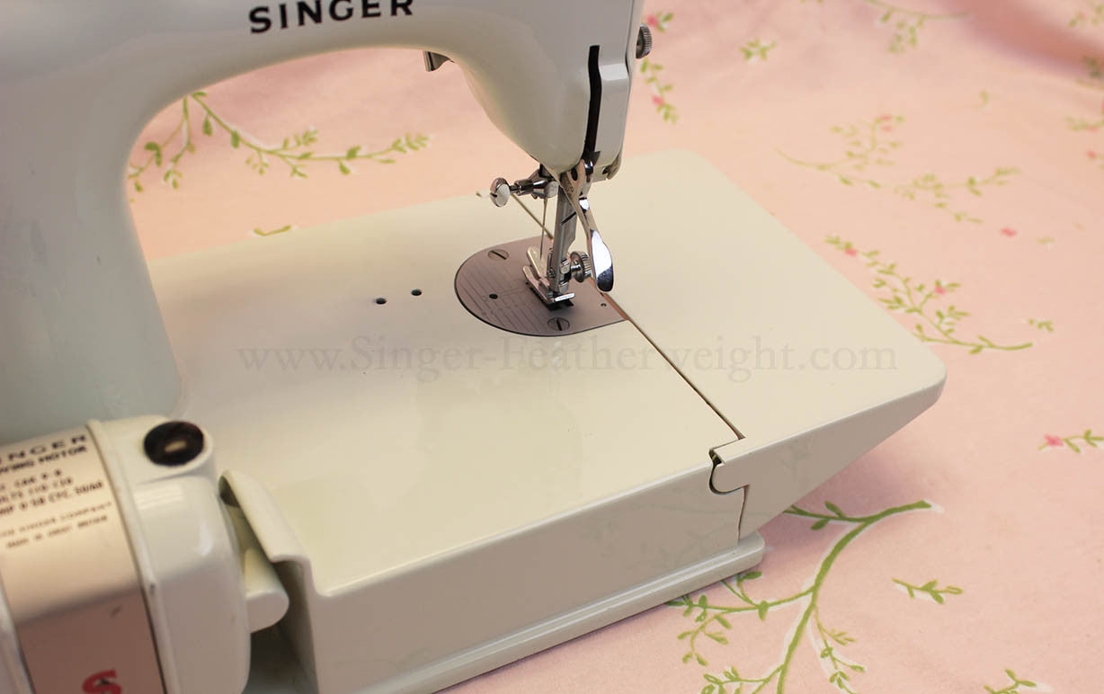 Singer Featherweight 221 Sewing Machine, WHITE EV982***