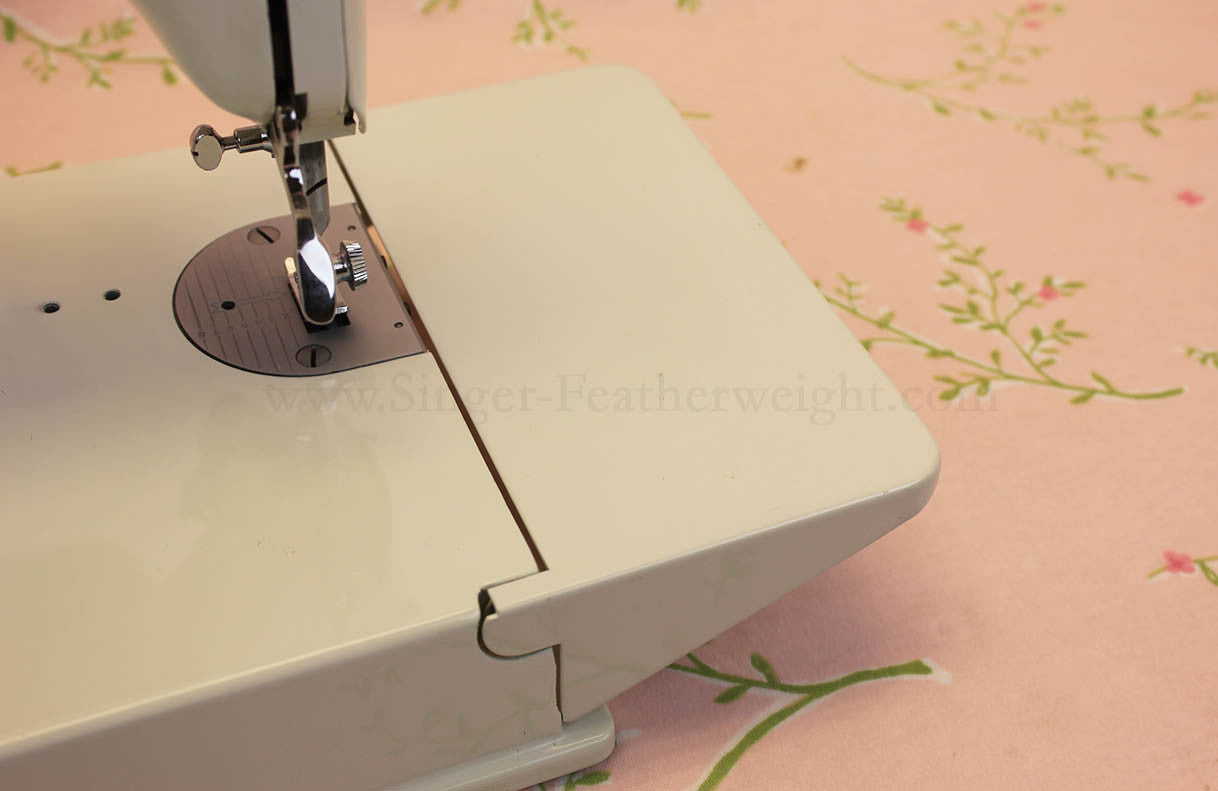 Singer Featherweight 221 Sewing Machine, WHITE EV982***