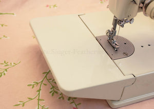 Singer Featherweight 221 Sewing Machine, WHITE EV982***