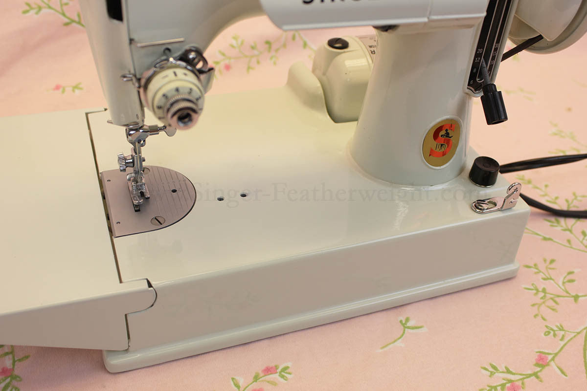 Singer Featherweight 221 Sewing Machine, WHITE EV982***