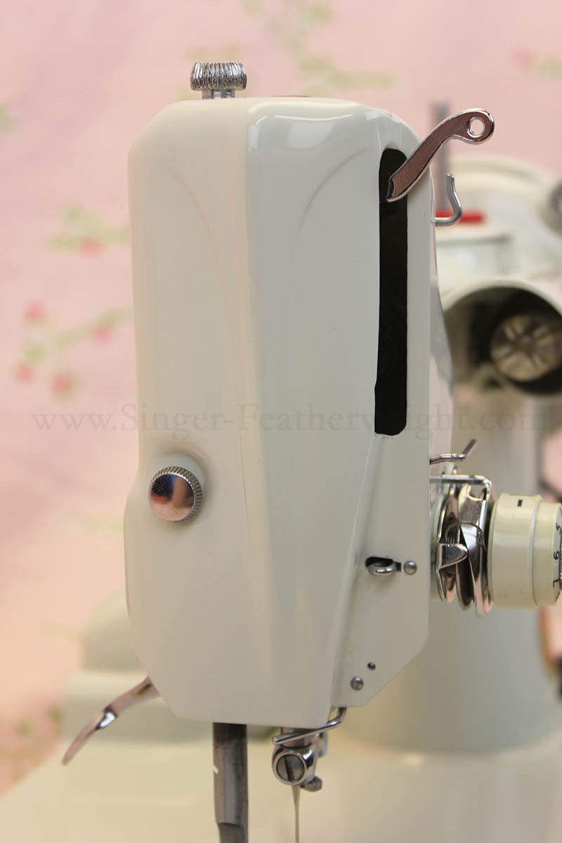 Singer Featherweight 221 Sewing Machine, WHITE EV982***