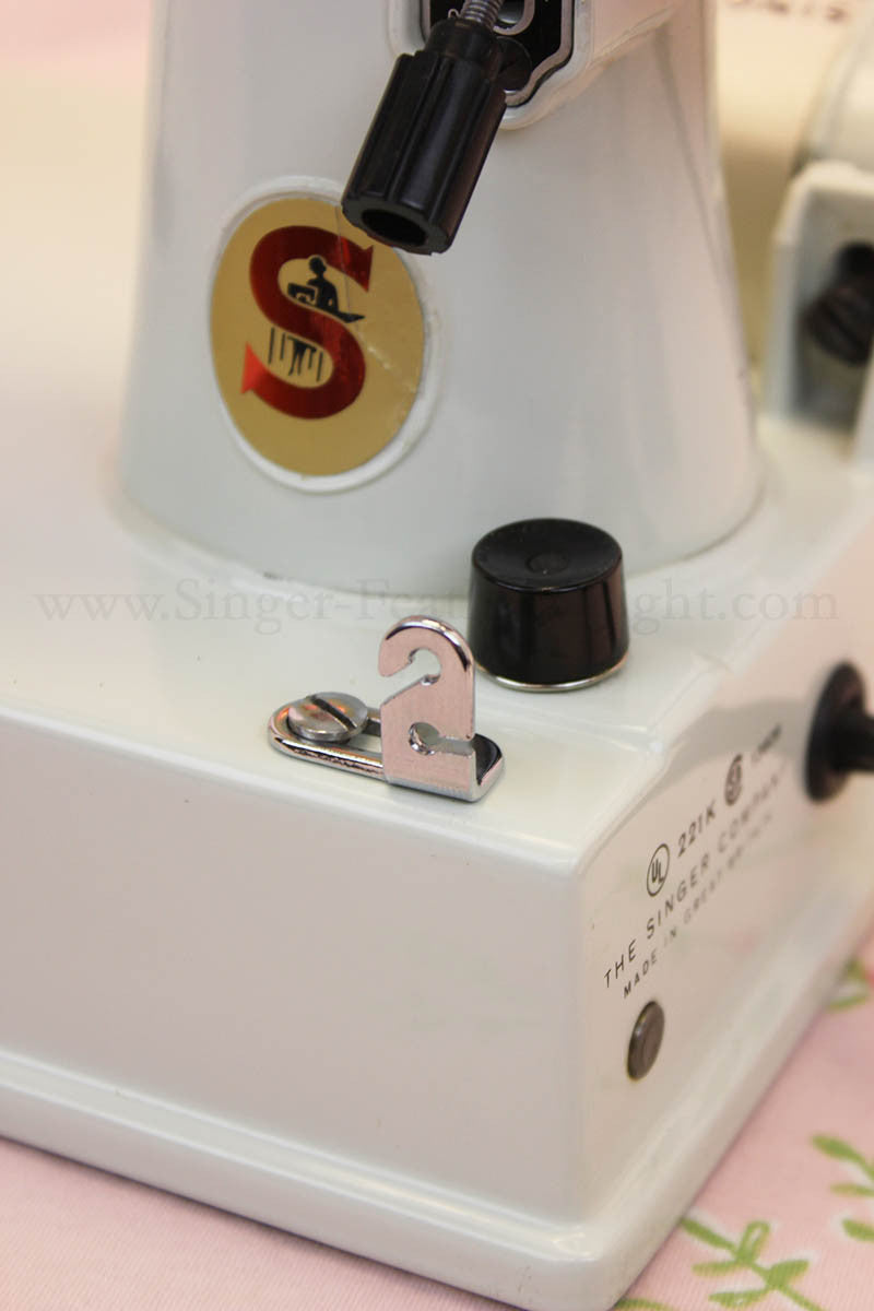 Singer Featherweight 221 Sewing Machine, WHITE EV982***