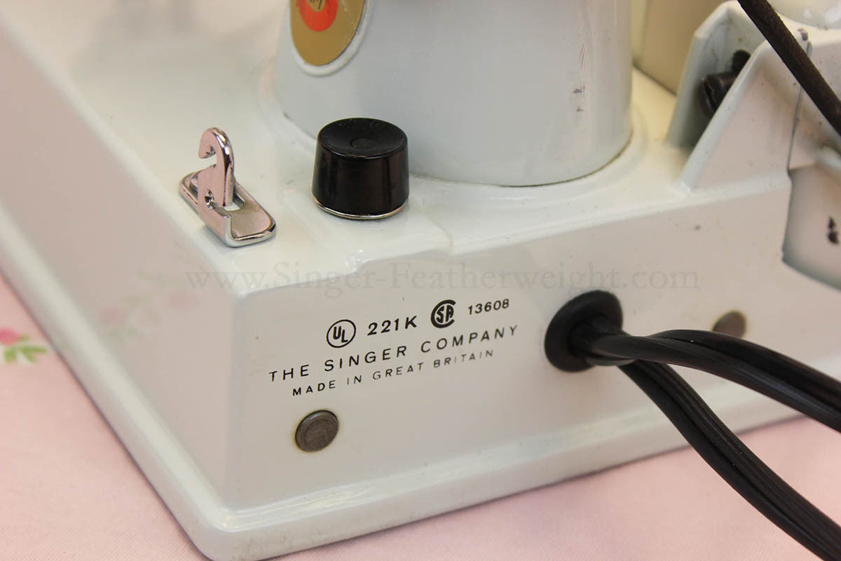 Singer Featherweight 221 Sewing Machine, WHITE EV982***