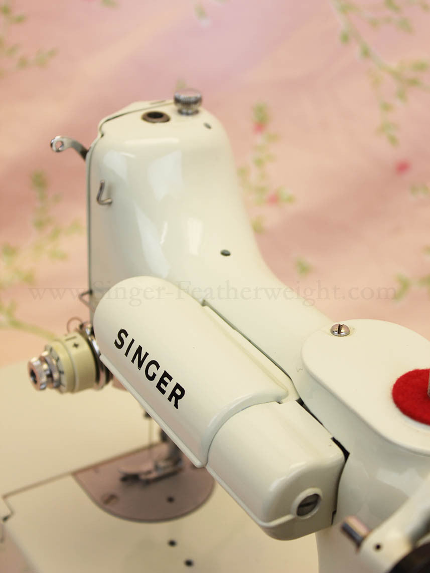 Singer Featherweight 221 Sewing Machine, WHITE EV982***