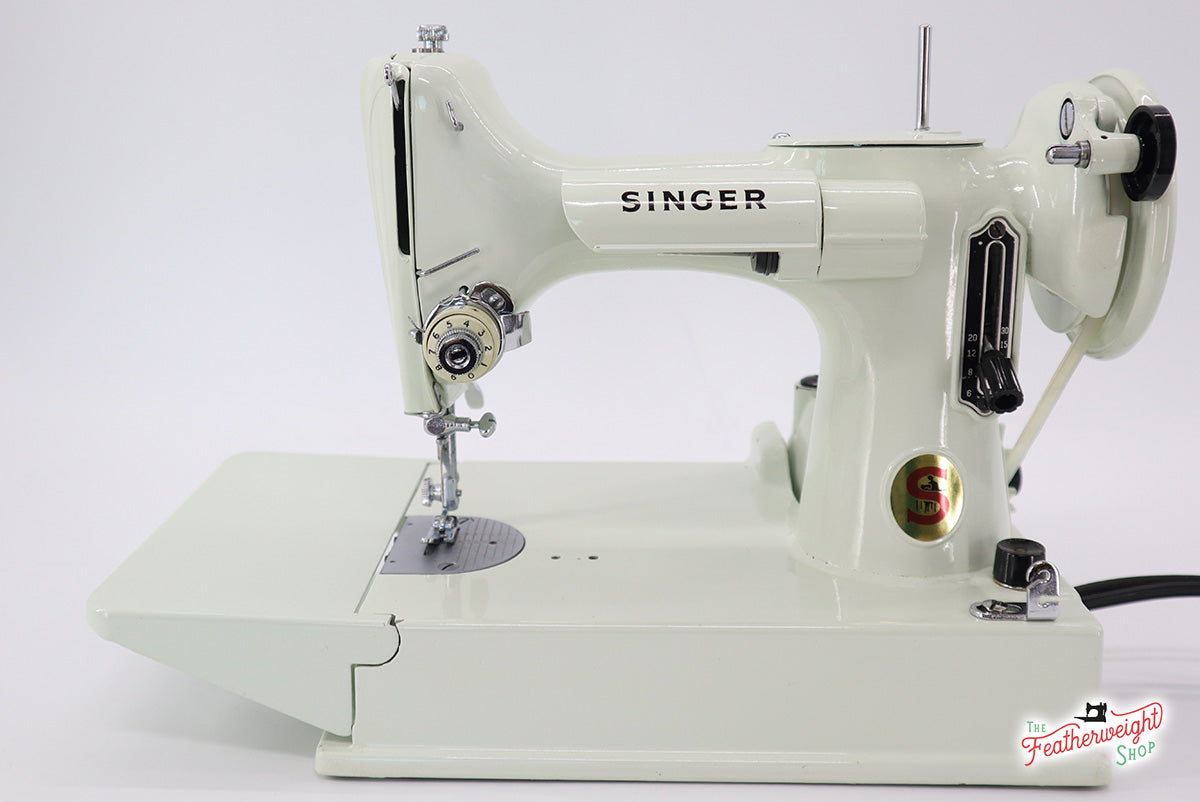 Singer Featherweight 221K Sewing Machine, WHITE EV9938**