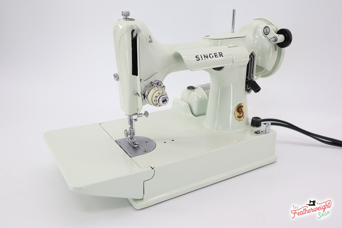 Singer Featherweight 221K Sewing Machine, WHITE EV9938**