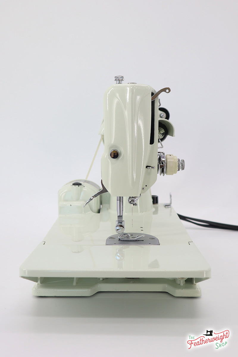 Singer Featherweight 221K Sewing Machine, WHITE EV9938**