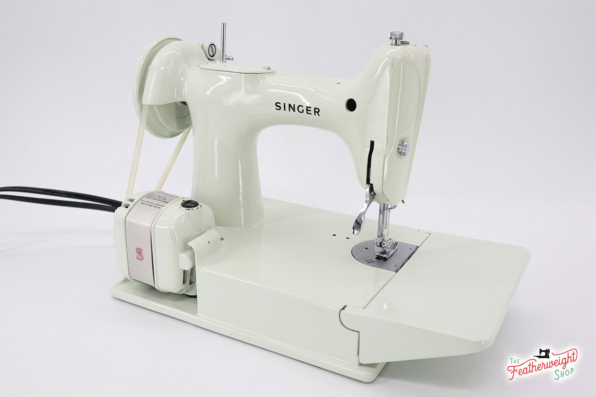 Singer Featherweight 221K Sewing Machine, WHITE EV9938**