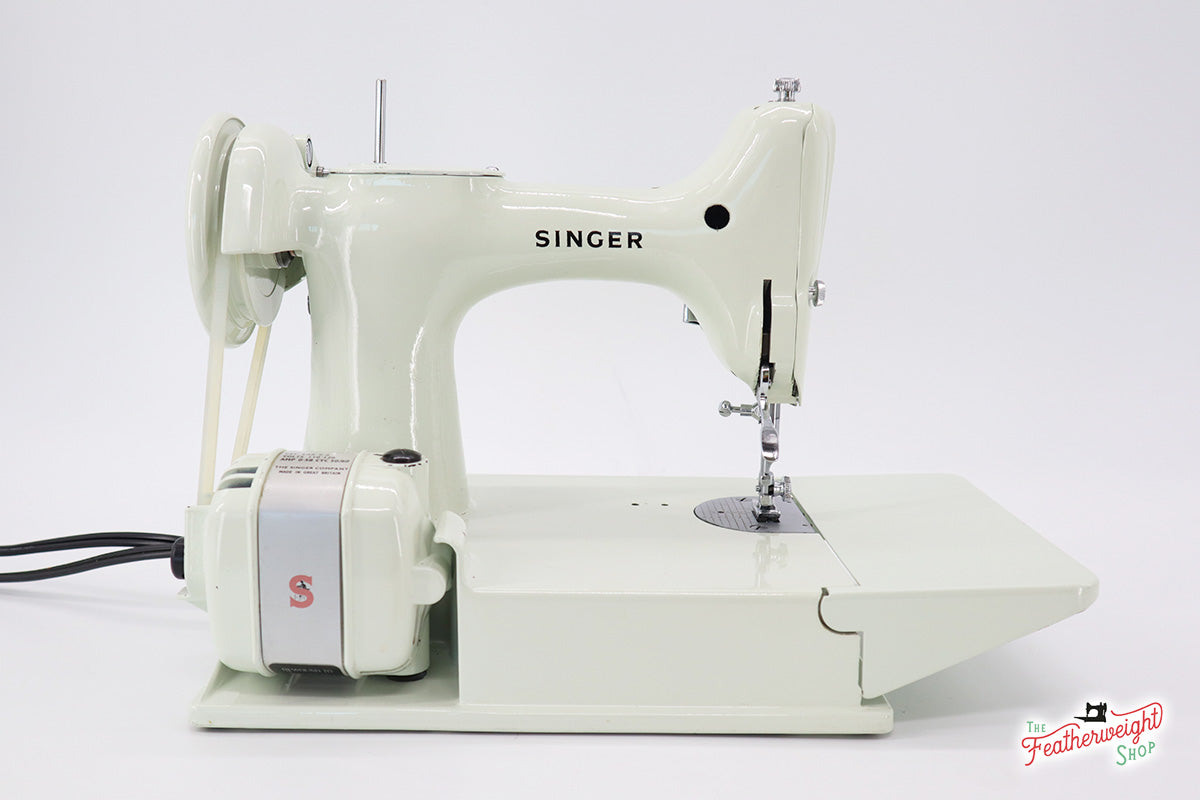 Singer Featherweight 221K Sewing Machine, WHITE EV9938**