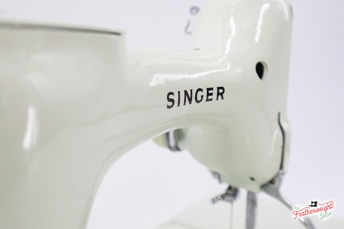 Singer Featherweight 221K Sewing Machine, WHITE EV9938**