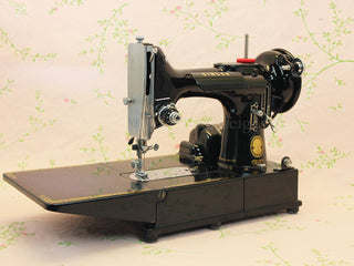 Load image into Gallery viewer, Singer Featherweight 222K Sewing Machine EL6850**