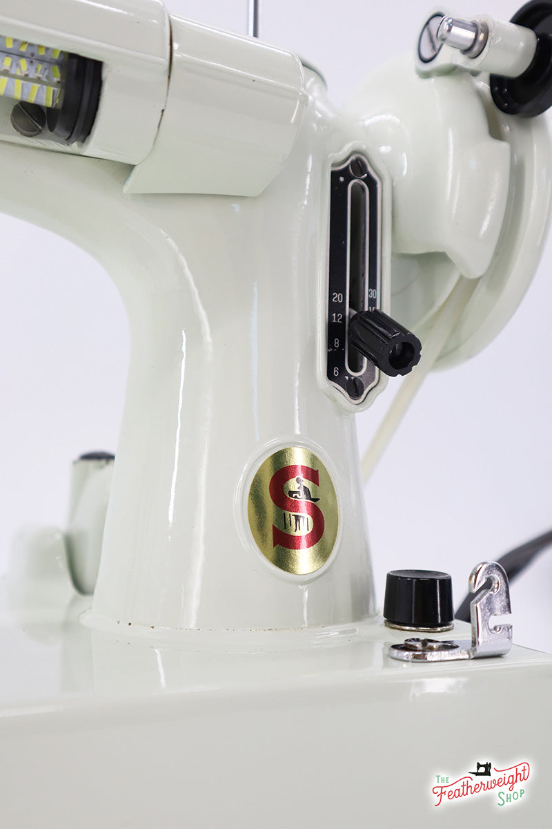 Singer Featherweight 221K Sewing Machine, WHITE EV9938**