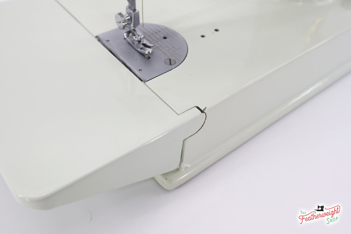 Singer Featherweight 221K Sewing Machine, WHITE EV9938**