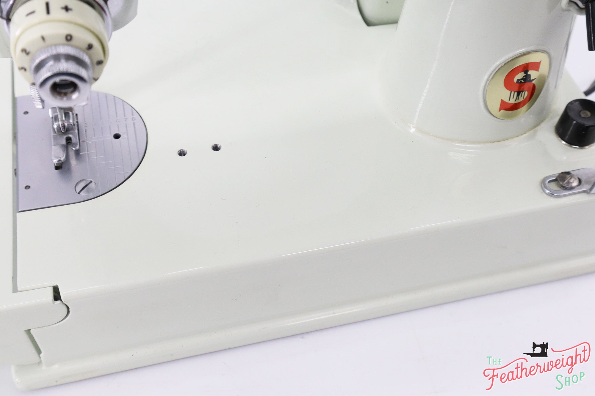 Singer Featherweight 221 Sewing Machine, WHITE - EV780***