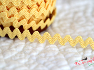 Load image into Gallery viewer, 1/4&quot; Vintage Trim Ric Rac by Lori Holt  - BEEHIVE (sold by the yard)